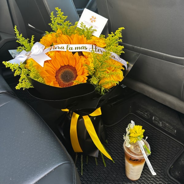 Ramo mixto de flores, café (caliente o helado) y listón personalizado