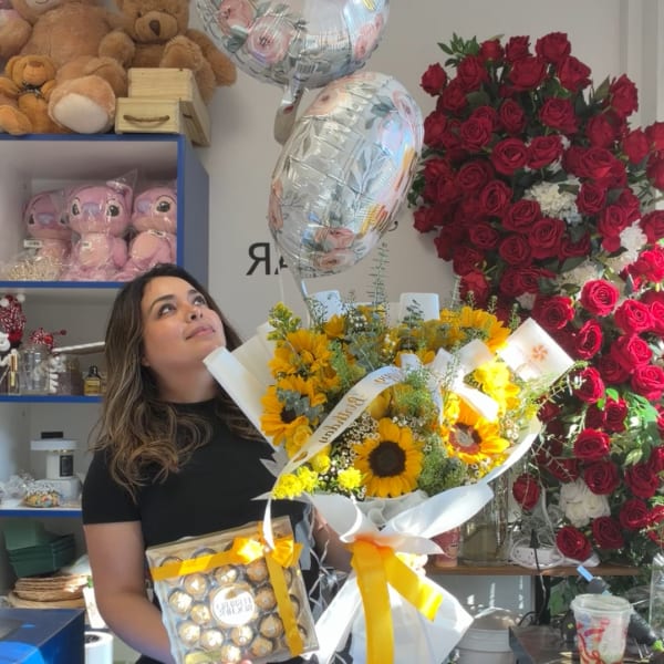 Ramo de girasoles y rosas, caja de chocolates y globos para cumpleaños en Long Island New York
