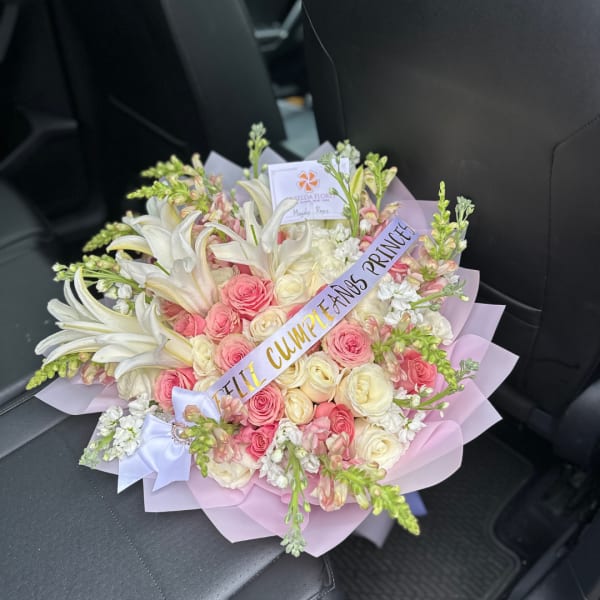 50 rosas, lirios y stock