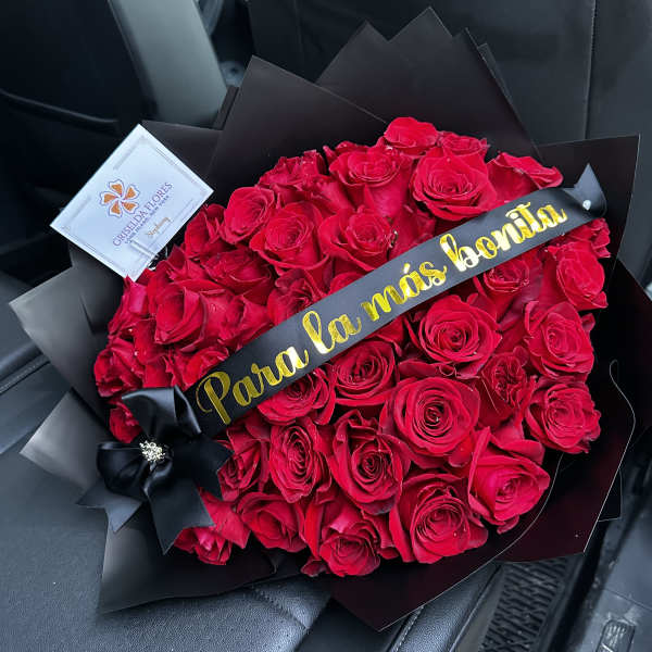 Ramo buchón de 50 rosas