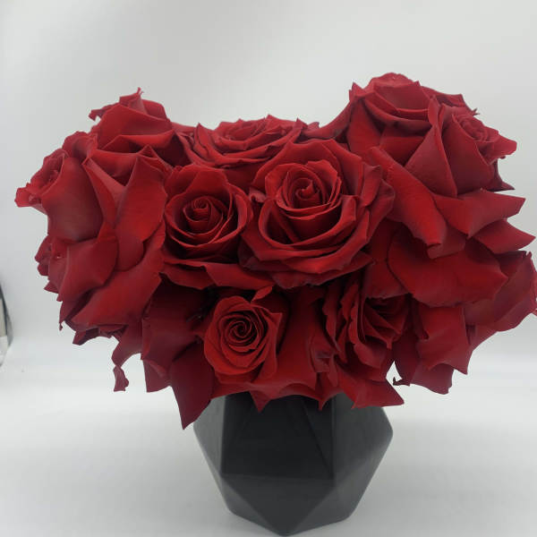 Red rose bouquet in a black vase