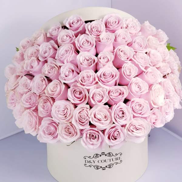 Large bouquet of pale pink roses in a white hatbox