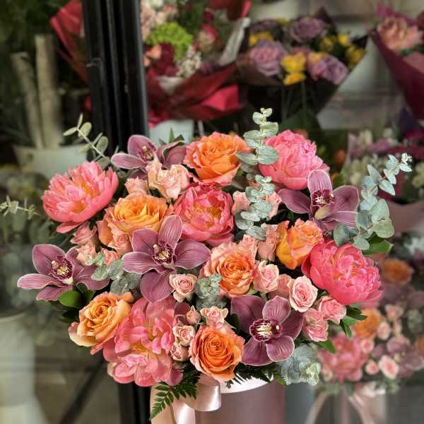 Flowers Box with peonies . The photo shows a standard size.