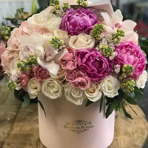 Pink and white bouquet in a round hatbox