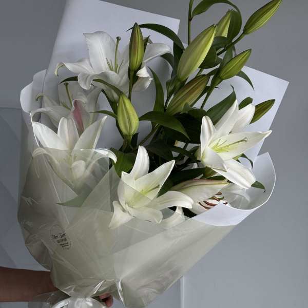 white lilies bouquet-4 stems