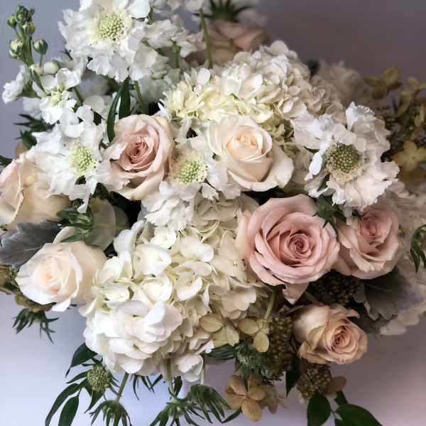 Bouquet of blush roses and white hydrangeas with white flowers