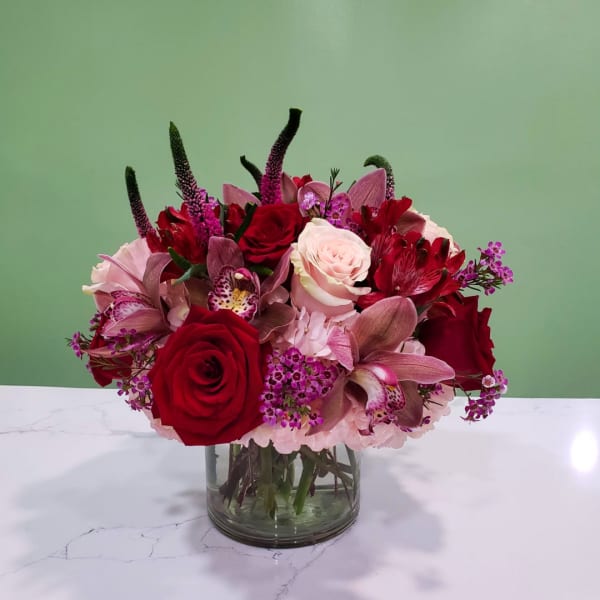 Mixed bouquet of red and pink roses in a glass vase
