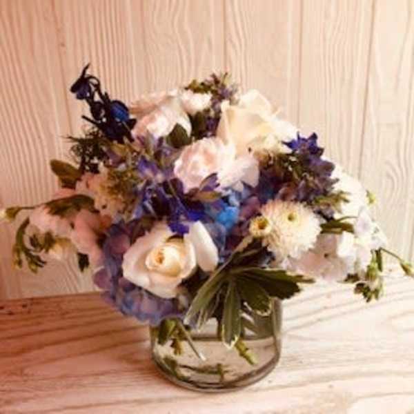 Bouquet of white and blue flowers in a glass vase