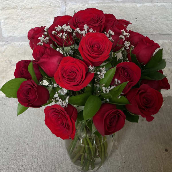 Bouquet of red roses in a clear glass vase