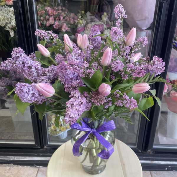 Lilac in a vase. The photo shows a standard size.