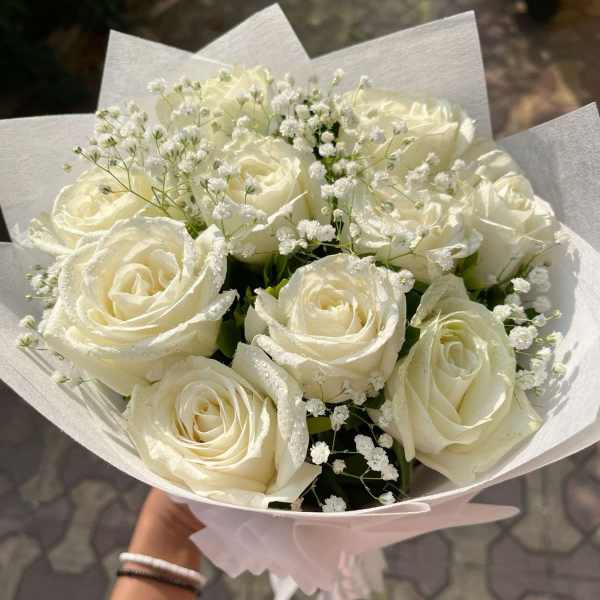Elegant dozen white roses bouquet