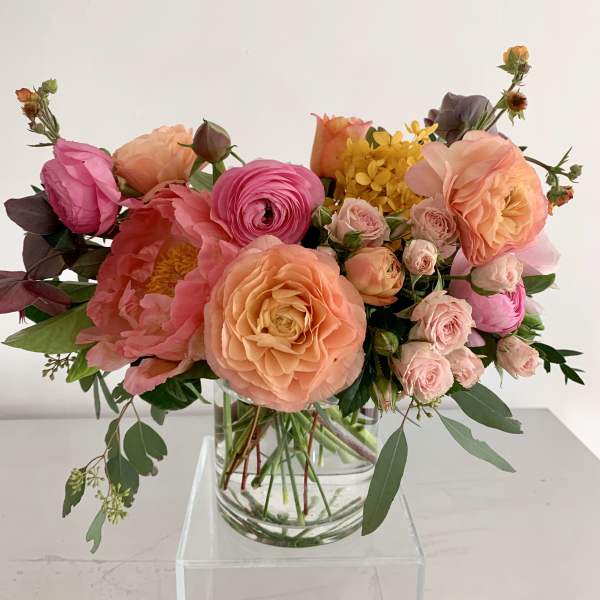 Mixed pink and peach bouquet in a clear glass vase