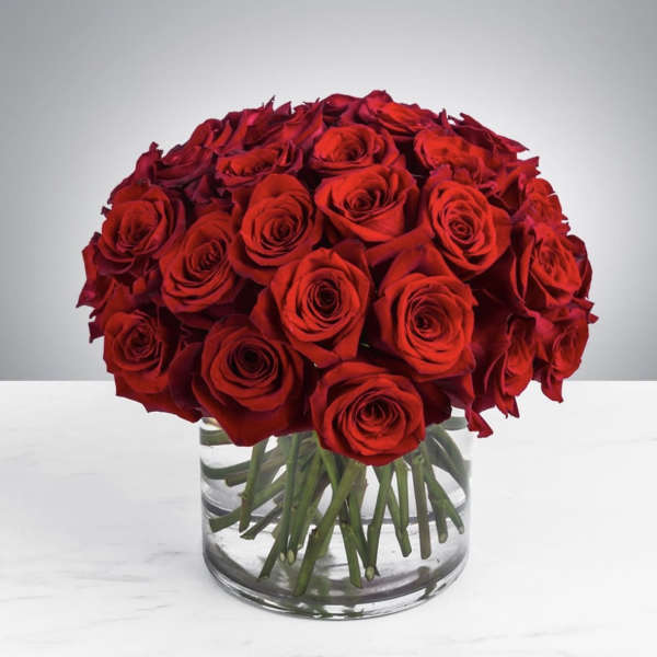 Bouquet of red roses in a clear glass vase