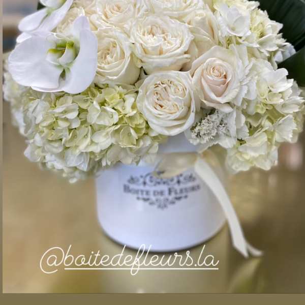 White rose bouquet with hydrangeas and calla lilies in a white box