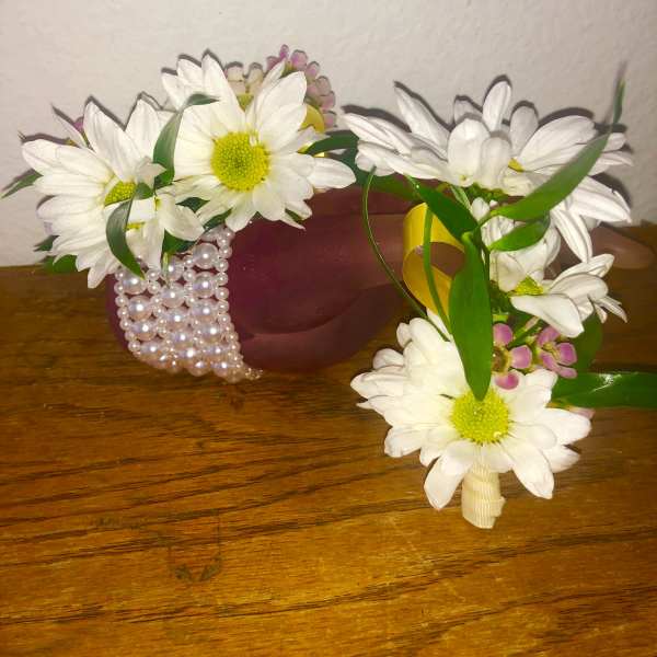 White daisy corsages with green ribbon and pearl accents