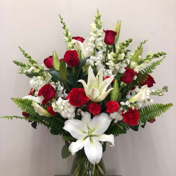 Red roses and white lilies in a glass vase