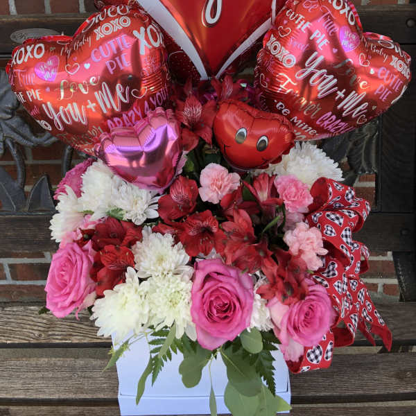 Heart-shaped "Love You" balloon bouquet with pink and red flowers in a white box