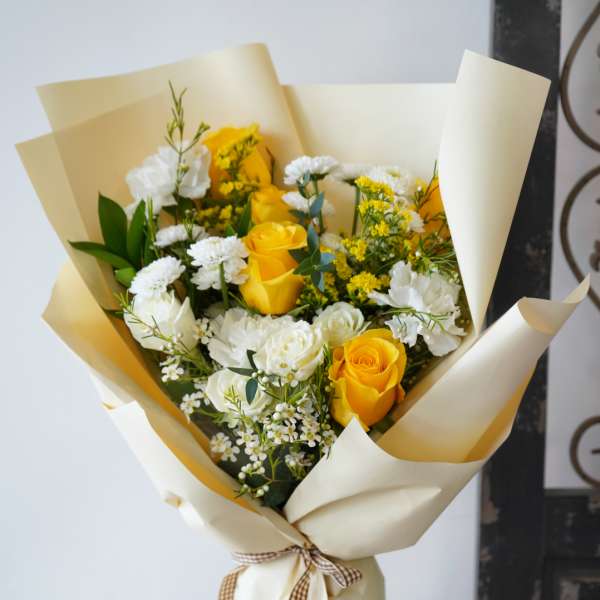 Belle Hand Bouquet (Vase Not Included)