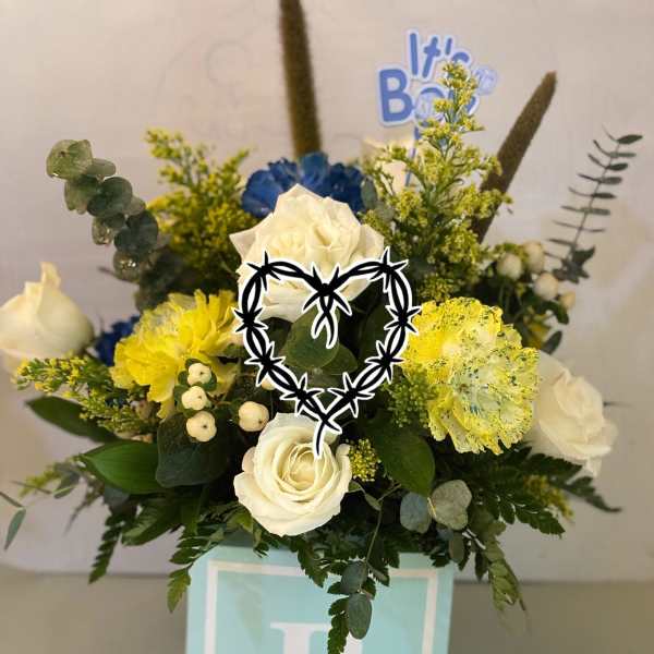 Bouquet of white and yellow roses in a blue box