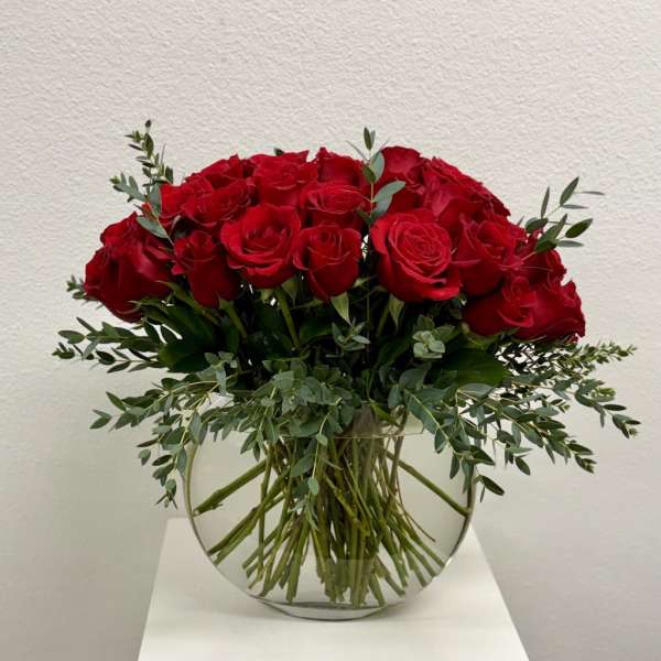 Bouquet of red roses in a round glass vase