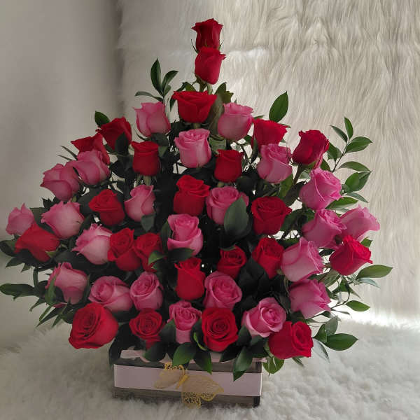 classic pink and red floral arrangement. arreglo floral clasico rosa y rojo