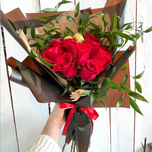 Sweet Romance Hand Bouquet (Vase not included)