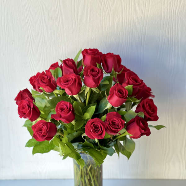 Bouquet of red roses in a clear glass vase