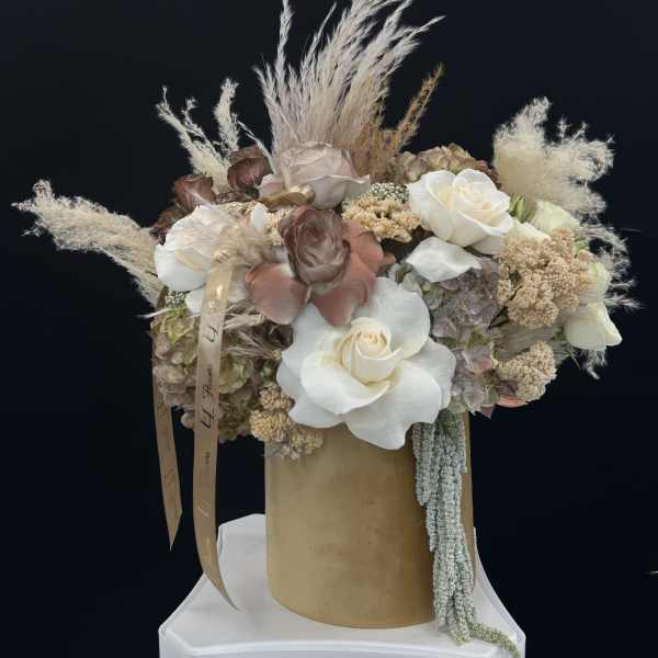 Box of nude flowers