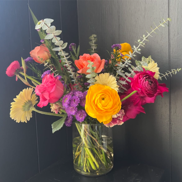 LARGE SEASONAL ARRANGEMENT IN GLASS VASE, DESIGNER'S CHOICE