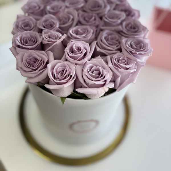 Bouquet of lavender roses in a white round box