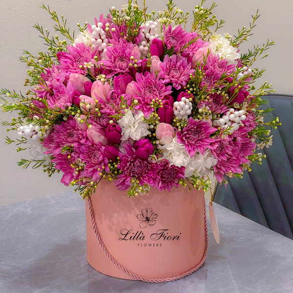 Pink and white bouquet in a round pink hatbox