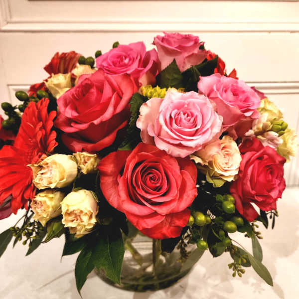 Bouquet of red and pink roses in a glass vase
