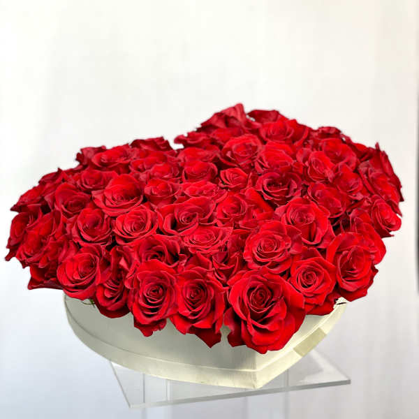 Large bouquet of red roses in a cream hat box