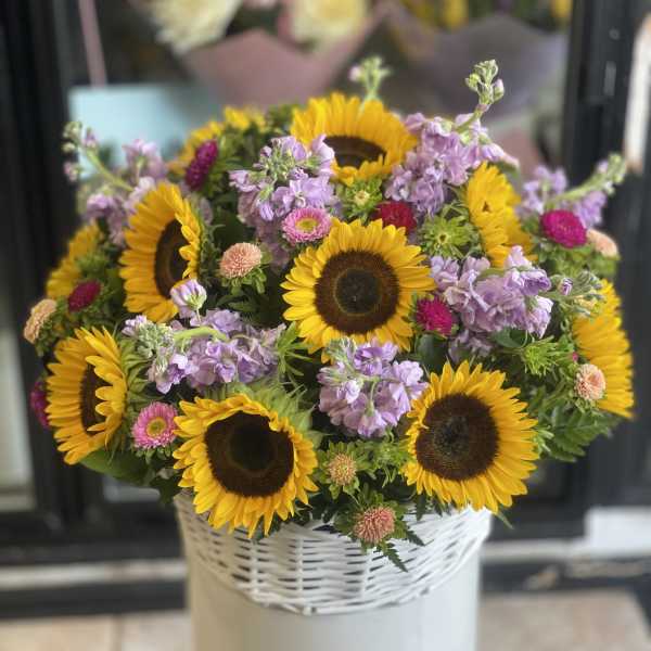 Summer Basket. The photo shows a deluxe size.
