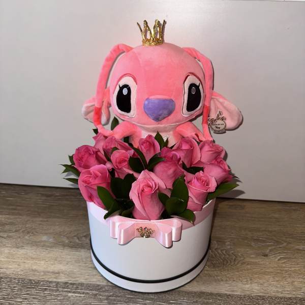 BEAUTIFUL DETAIL OF ROSES AND STICH