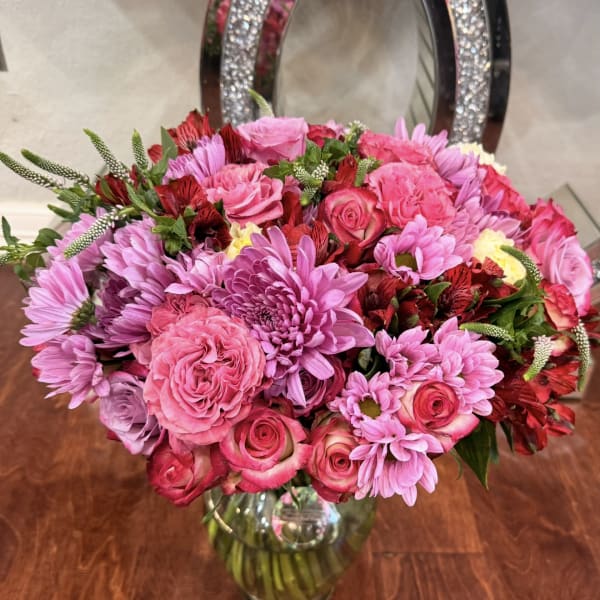 Pink and red mixed flower bouquet in a glass vase