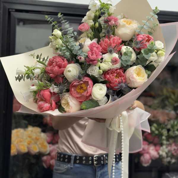 The photo shows the deluxe size.