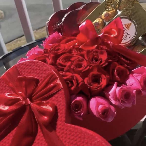 Red roses and pink roses in heart shaped