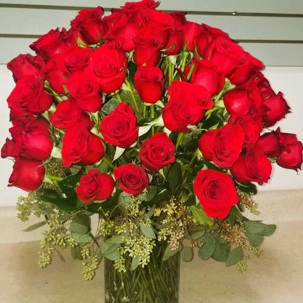Bouquet of red roses in a clear glass vase