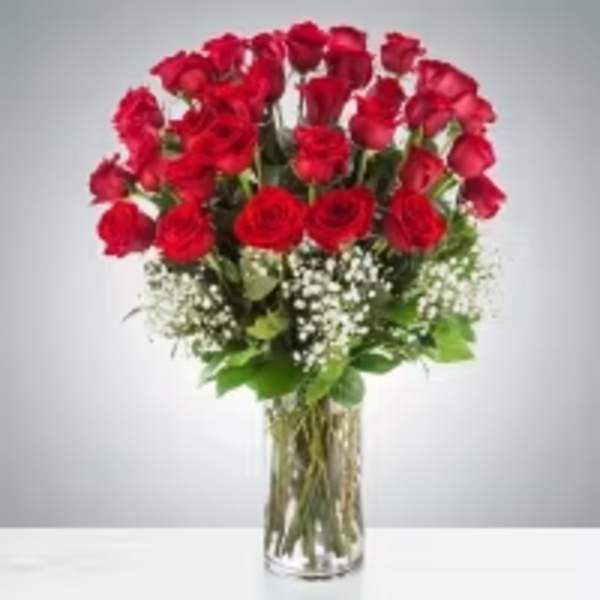 Bouquet of red roses in a clear glass vase