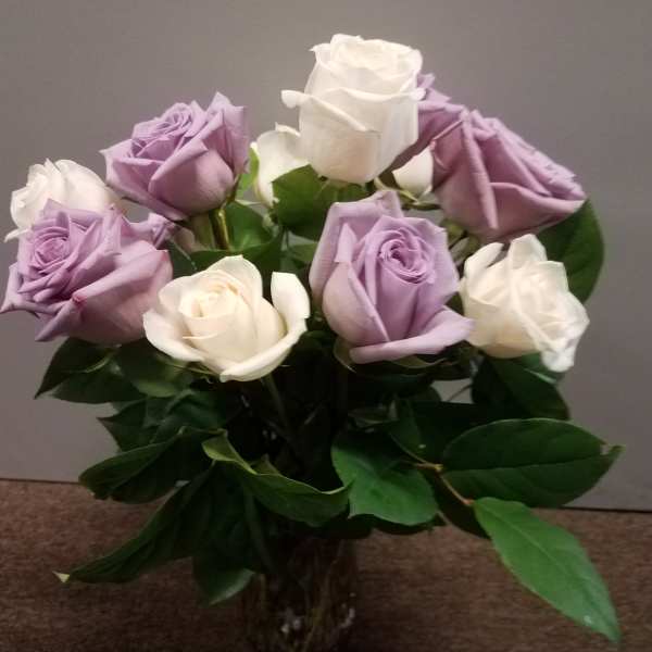 Bouquet of lavender and white roses in a clear glass vase