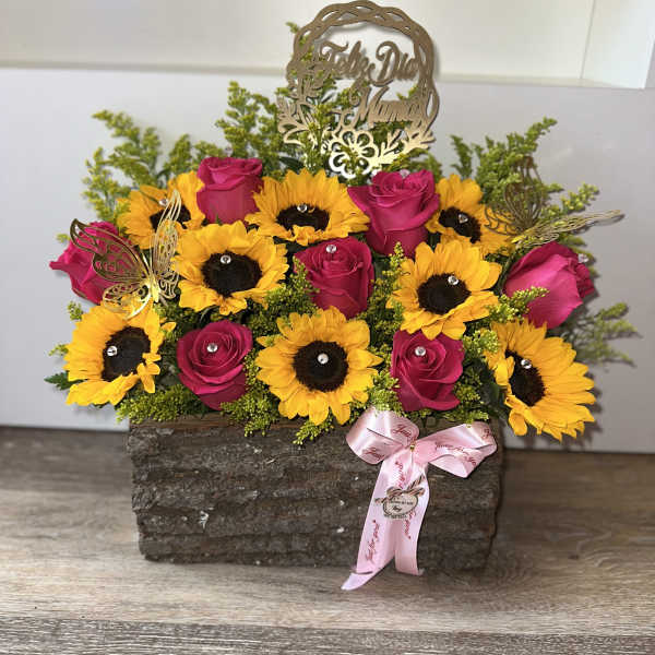 BEAUTIFUL DETAIL ON A RUSTIC WOODEN BASE, SUNFLOWERS AND FUCHSIA ROSES
