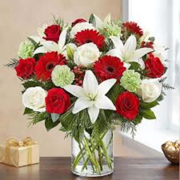 Bouquet of red and white flowers in a clear glass vase