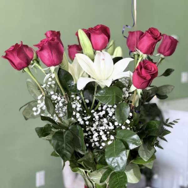 1 Dz Re Roses In A Vase