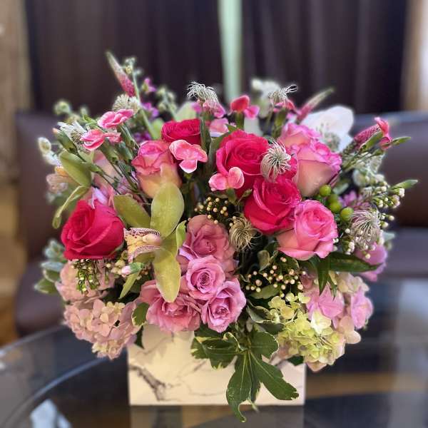 Pink and hot pink rose bouquet in a white box