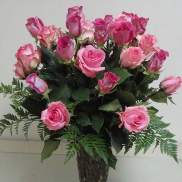 Bouquet of pink roses in a clear glass vase