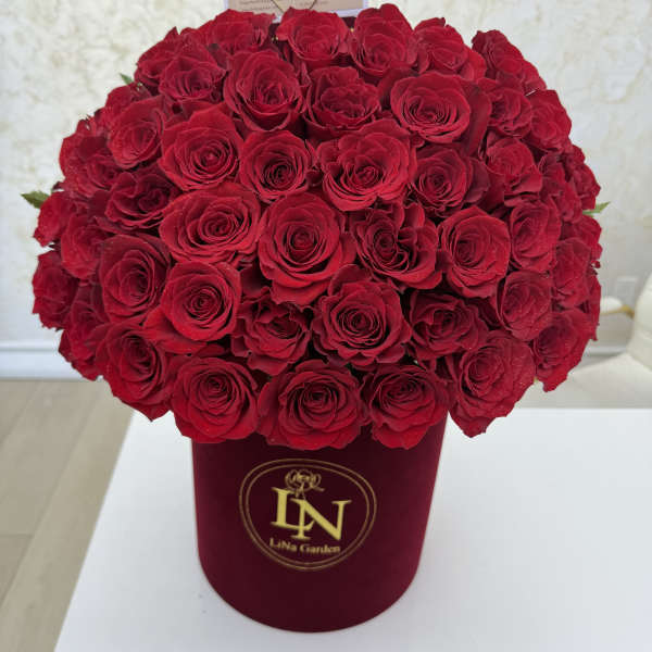 Large bouquet of red roses in a burgundy box
