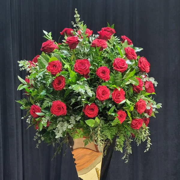 50 Red rose table arrangement for special events