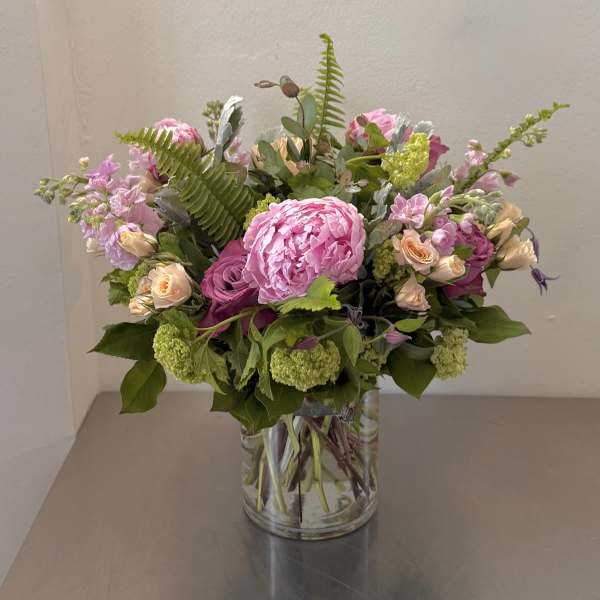 Pink and peach mixed bouquet in a clear glass vase