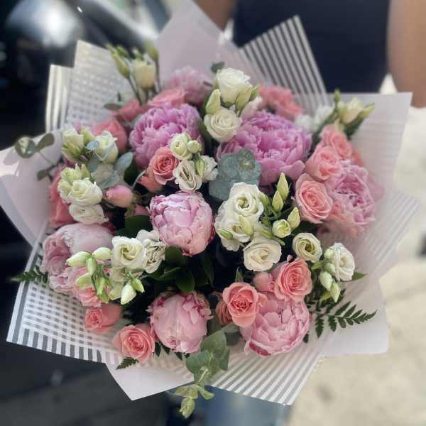 Joy of meeting bouquet. The photo shows a deluxe size.